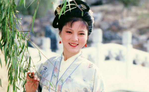 袭人|袭人和宝玉偷试时，谁在门外偷听？一碗牛奶的来龙去脉里有答案