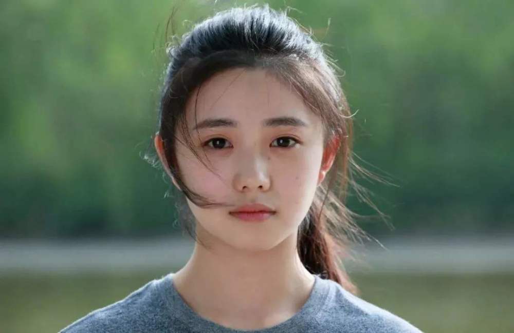 电影送你一朵小红花女主刘浩存个人资料介绍成为最年轻谋女郎