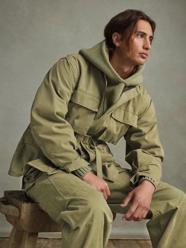 风衣,裤装和鞋类等,白,黑,军绿,褐色等基础色系为主,搭配经典的 fog