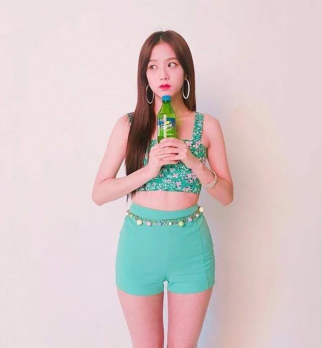 【本文主笔:陈彼昂】 韩国人气偶像金智秀(英文名jisoo),凭借气场全开