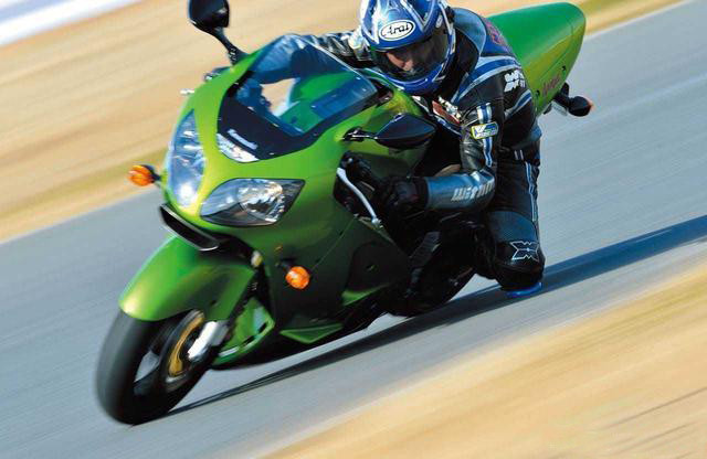 开拓全新摩托车世代的川崎zx12r首款单体背脊式车架