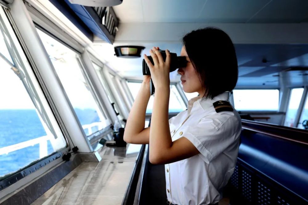 95后女舵手刘荣超:航海7年,驾驶2万吨大船蹈海探天_腾讯新闻