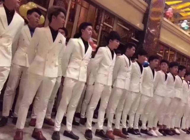 ktv找男模赔偿因500元小费引发争执女子赔偿2000元