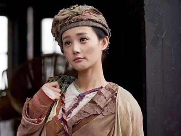 当女星扮成"乞丐",杨超越和赵丽颖都很犀利,看到最后:仙女气质藏不住