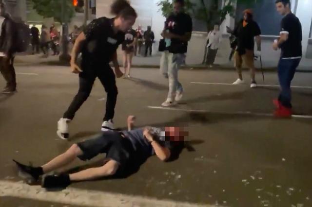 美国_社会|白人司机被抗议者包围，踩油门突围撞树，遭暴打头破血流失去意识