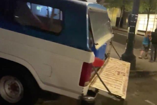 美国_社会|白人司机被抗议者包围，踩油门突围撞树，遭暴打头破血流失去意识