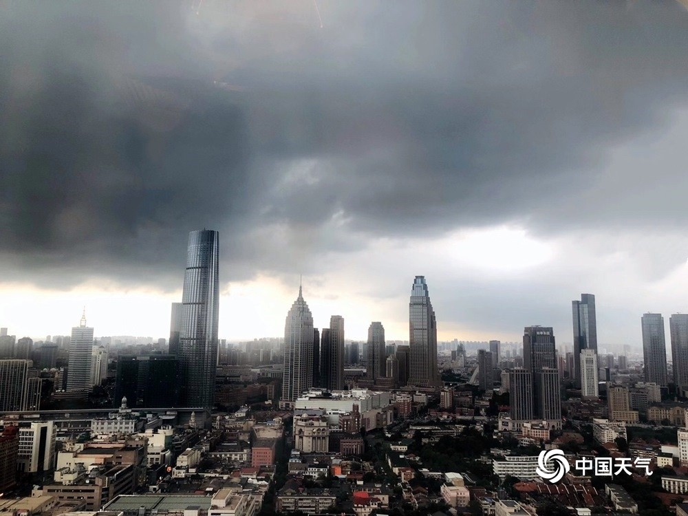 天津雷电暴雨双预警乌云蔽日雨来袭