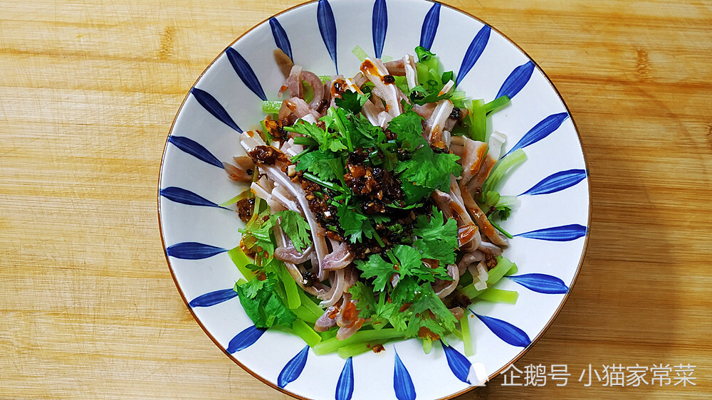 夏天最爱吃"凉拌猪耳朵",小猫这么做出来,感觉比饭店的好吃