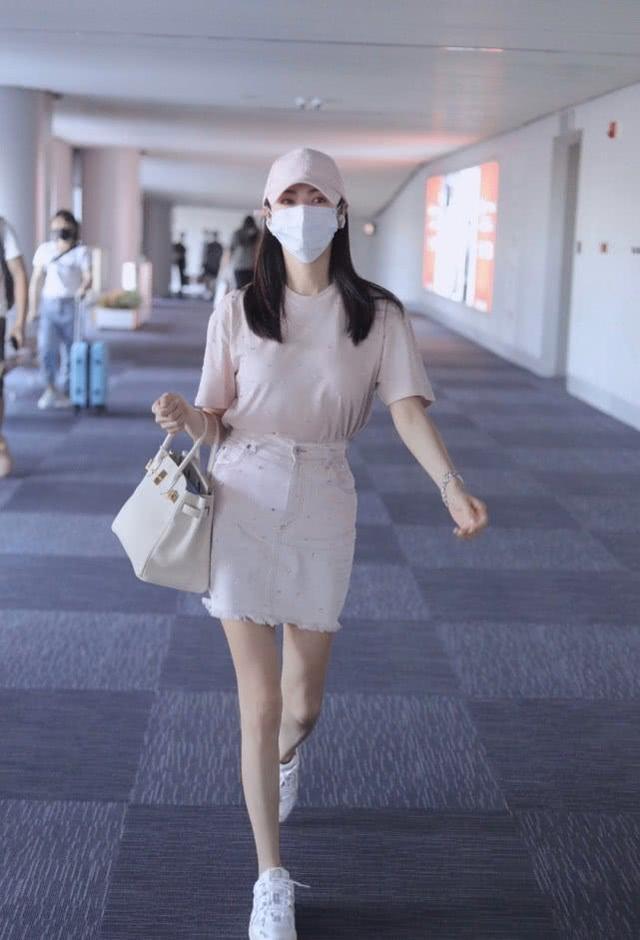 张雨绮好敢穿穿白色纱裙搭配老爹鞋亏她想得出来