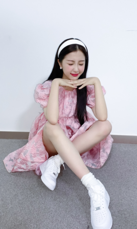 虞书欣为证自己腿细故意挑战娃娃裙,凹出"×形腿",我崩溃了