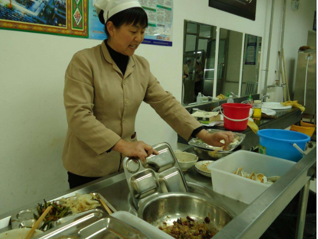 食堂阿姨"手抖"是故意的?这3点原因公布,你打饭也一样抖_腾讯新闻