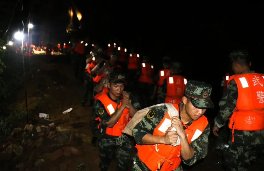 这支部队刚下抗疫战场又上抗洪一线