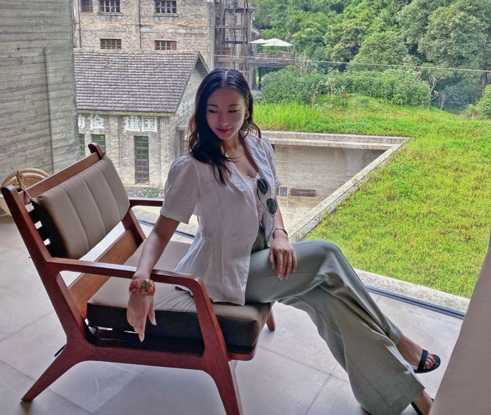 体操女神李红杨,退役成艺术经纪人,30岁仍貌美,婚纱照美出天际