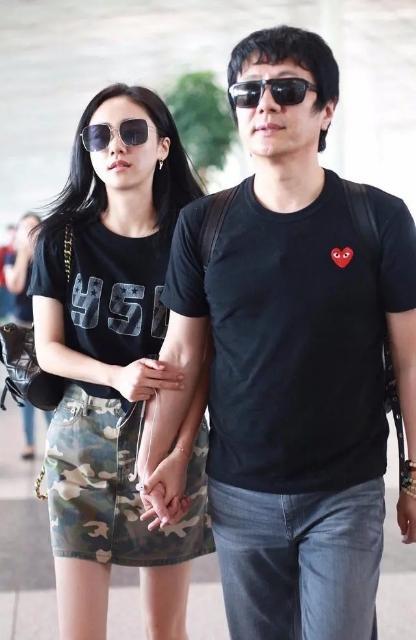 刘芸携手老公走机场穿t恤配短裙清爽大气当众秀恩爱毫不避讳