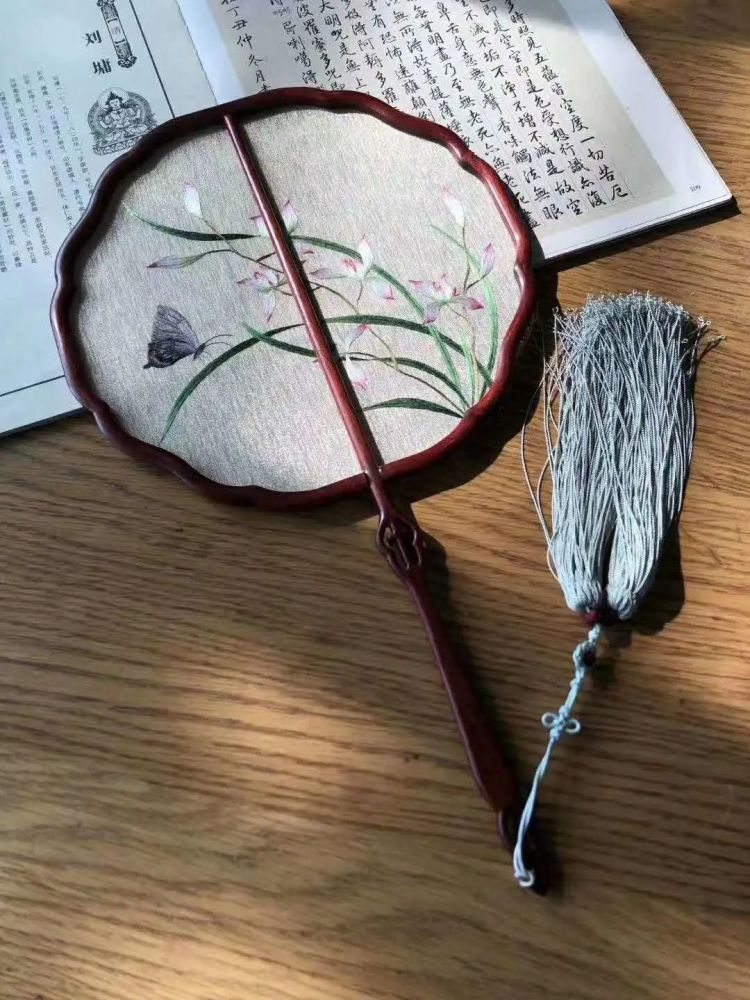 兰花蝴蝶|【精品苏绣欣赏】《兰花蝴蝶》