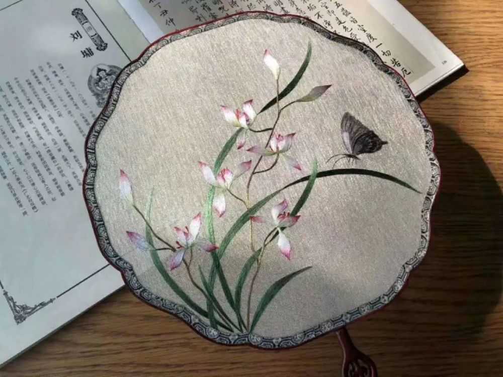 兰花蝴蝶|【精品苏绣欣赏】《兰花蝴蝶》