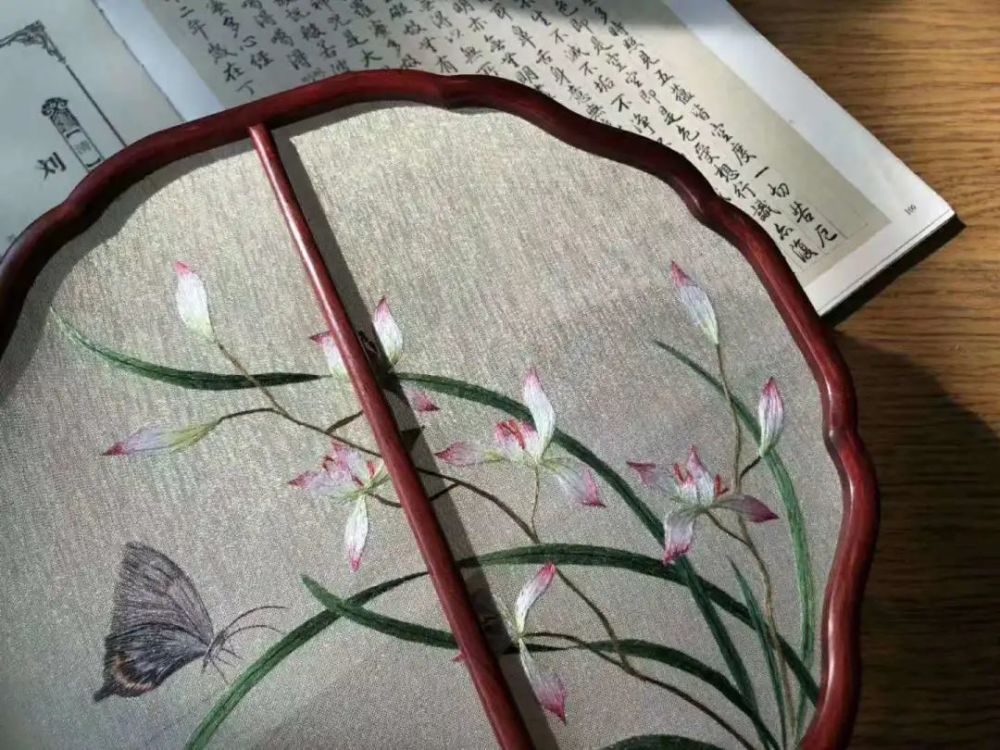 兰花蝴蝶|【精品苏绣欣赏】《兰花蝴蝶》