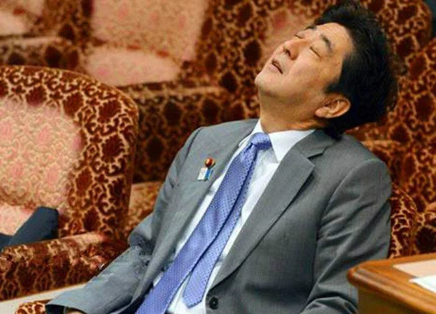 安倍晋三|5年传出5次吐血，体检一次足足7小时，安倍身体出啥问题了？
