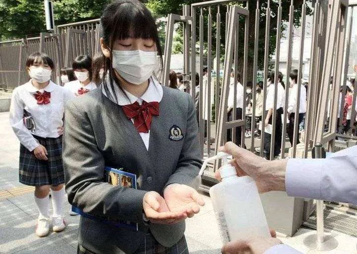 安倍晋三|5年传出5次吐血，体检一次足足7小时，安倍身体出啥问题了？