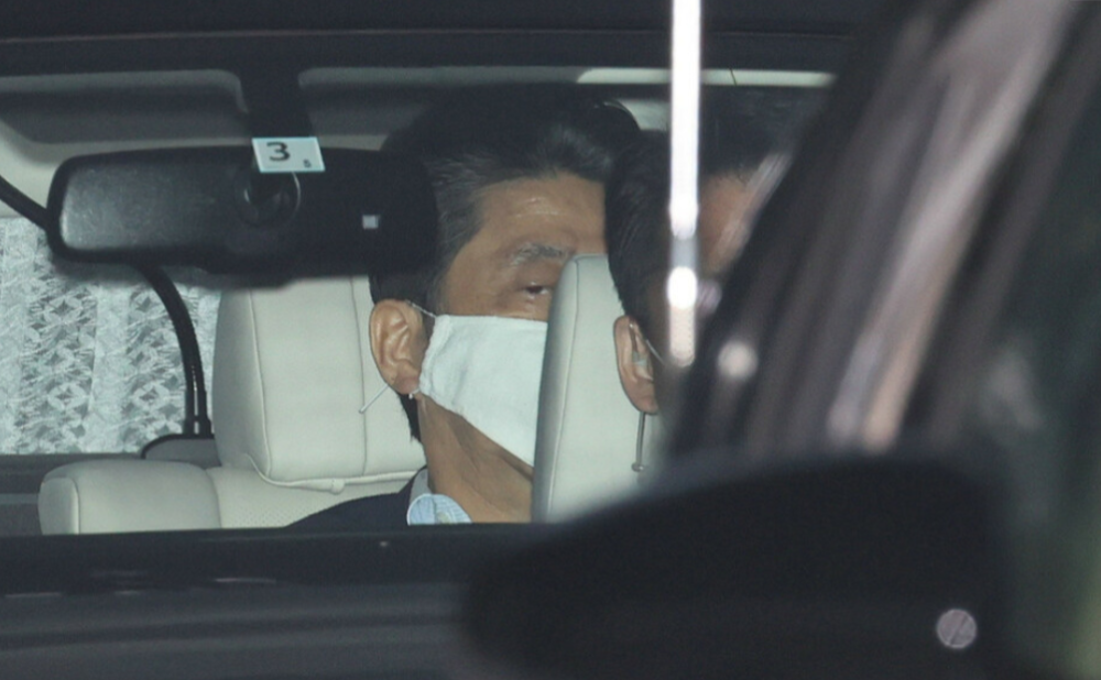 安倍晋三|5年传出5次吐血，体检一次足足7小时，安倍身体出啥问题了？