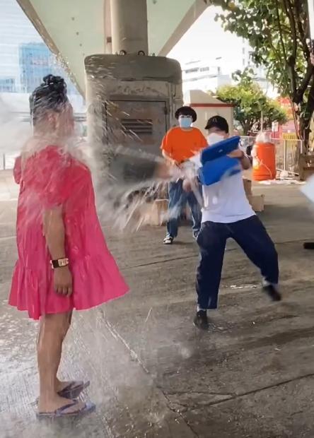 tvb金牌配角近况心酸,为拍段子当街被泼4桶水,浑身湿透还要卖笑