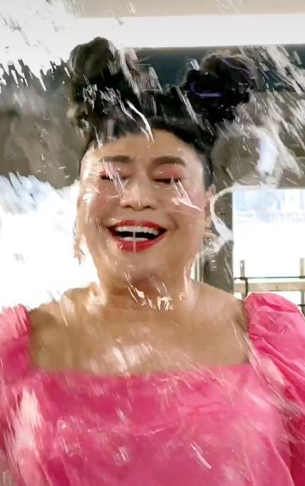 而在最终的成片中,阮兆祥还在被泼时做出各种符合剧情的表情,画面看