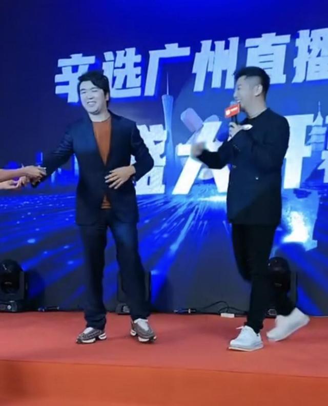 郎朗胡海泉罕见同框，现身某简陋开业仪式，却被曝出场费得千万？_腾讯新闻