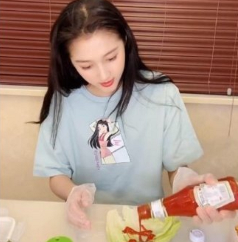 鹿晗|小情侣没商量好？鹿晗宋妍霏戏内超长拥吻，关晓彤刻意与男星避嫌