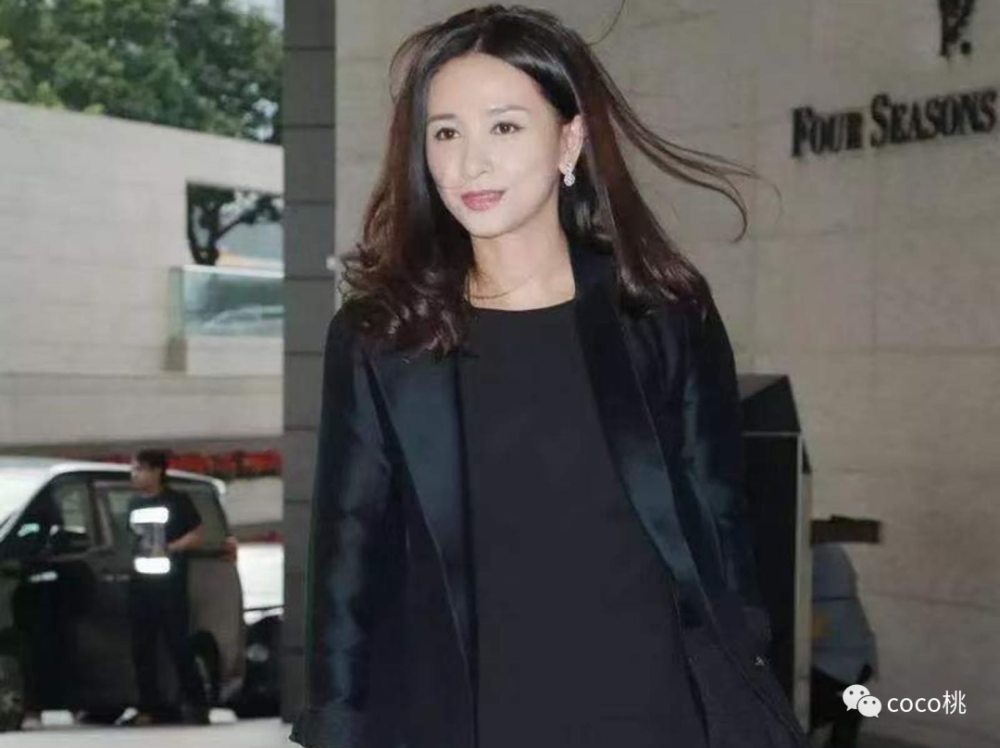 李嘉欣|从老牌最美港姐到嫁豪门，李嘉欣都得喊她一声大前辈！