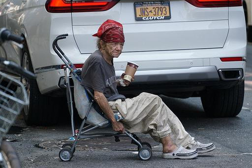 比尔·德·白思豪|纽约犯罪率不断上升，市长白思豪反悔，决定把流浪者从酒店赶出去