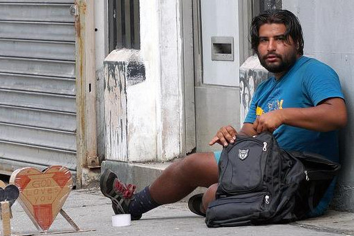 比尔·德·白思豪|纽约犯罪率不断上升，市长白思豪反悔，决定把流浪者从酒店赶出去