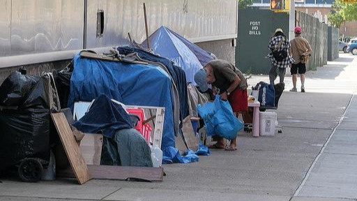 比尔·德·白思豪|纽约犯罪率不断上升，市长白思豪反悔，决定把流浪者从酒店赶出去