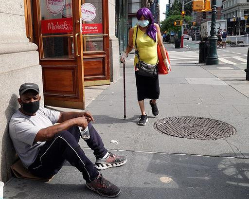 比尔·德·白思豪|纽约犯罪率不断上升，市长白思豪反悔，决定把流浪者从酒店赶出去