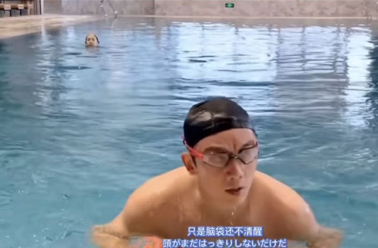 郑恺|郑恺游泳健身，孕妻苗苗月份变大不敢再下水，站泳池边陪伴超恩爱