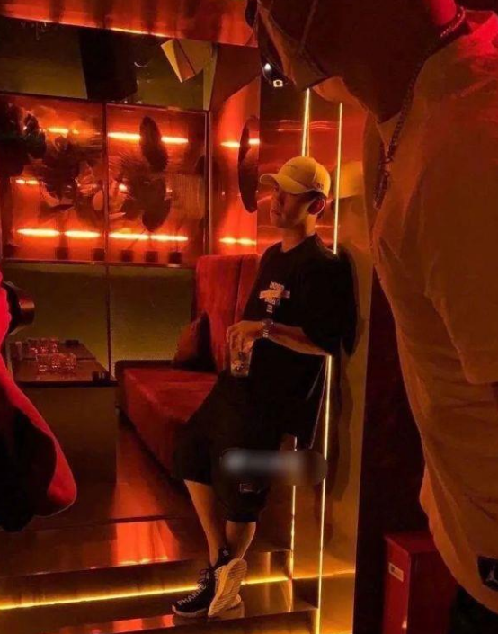 郑恺|郑恺游泳健身，孕妻苗苗月份变大不敢再下水，站泳池边陪伴超恩爱