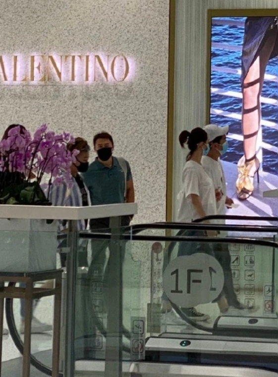 郑恺|郑恺游泳健身，孕妻苗苗月份变大不敢再下水，站泳池边陪伴超恩爱