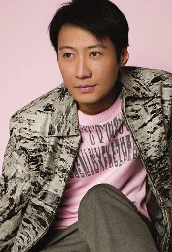 黎明14岁那年就已经初显帅气,五官精致,身材挺拔,他也因此被星探发现