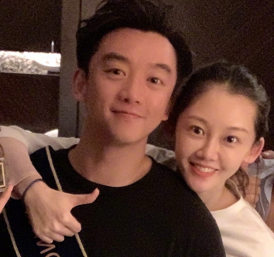 郑恺|郑恺游泳健身，孕妻苗苗月份变大不敢再下水，站泳池边陪伴超恩爱