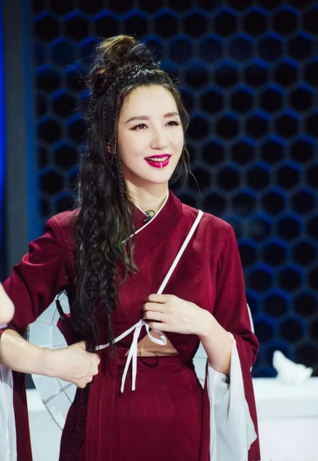 阿朵|40岁录综艺的阿朵，少了一丝“佛系”，多了一丝“心机”