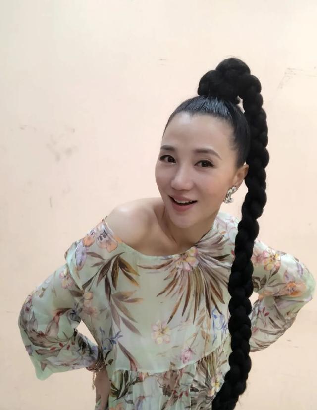 阿朵|40岁录综艺的阿朵，少了一丝“佛系”，多了一丝“心机”