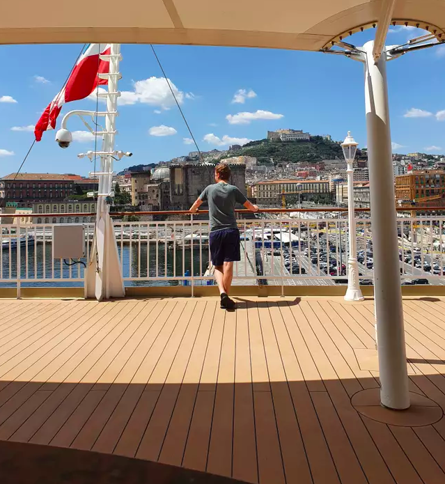 新冠疫情|邮轮雇员因疫情被困邮轮近一年，钱已花光，至今无法回家