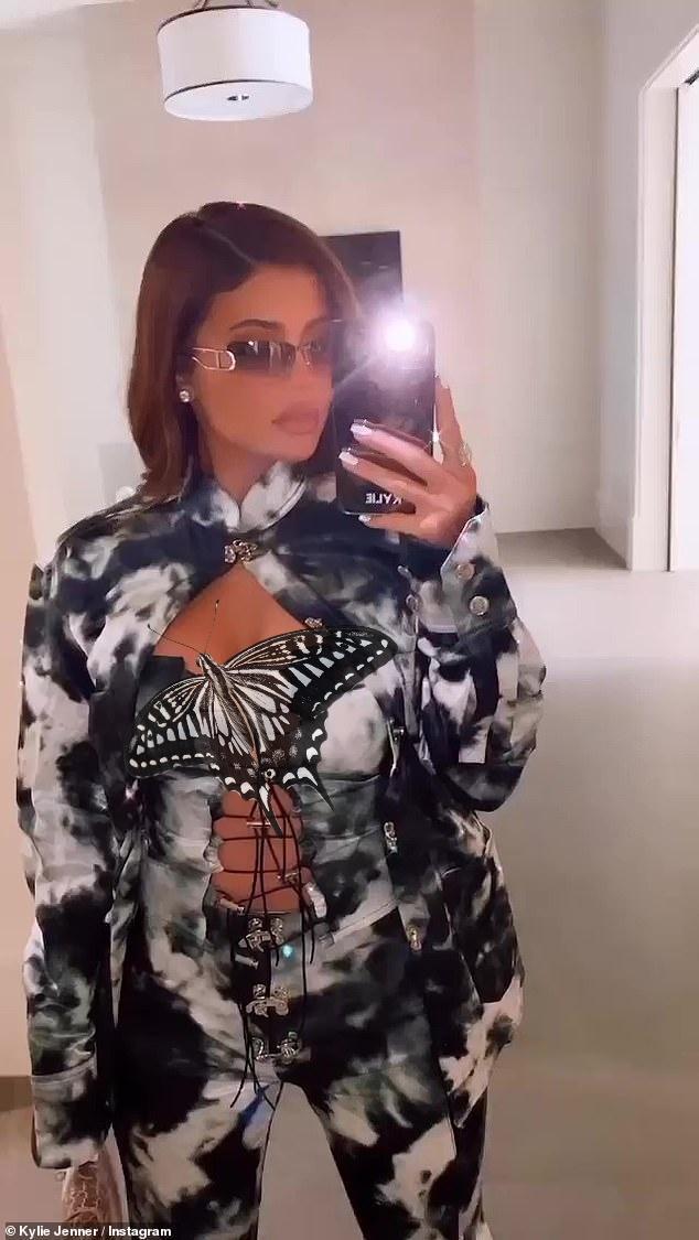 富婆凯莉詹娜秀自拍身穿水墨风套装只系一个纽扣绑带设计展蜂腰腹肌