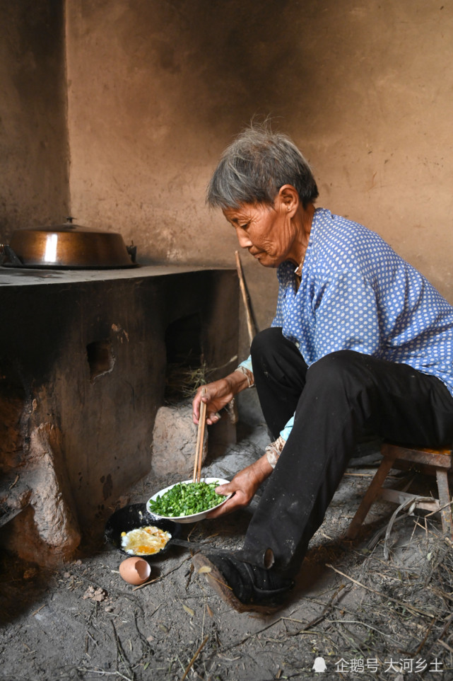 农村老人炒菜不用锅,一把饭勺就能热油炒菜够两人吃,第一次见