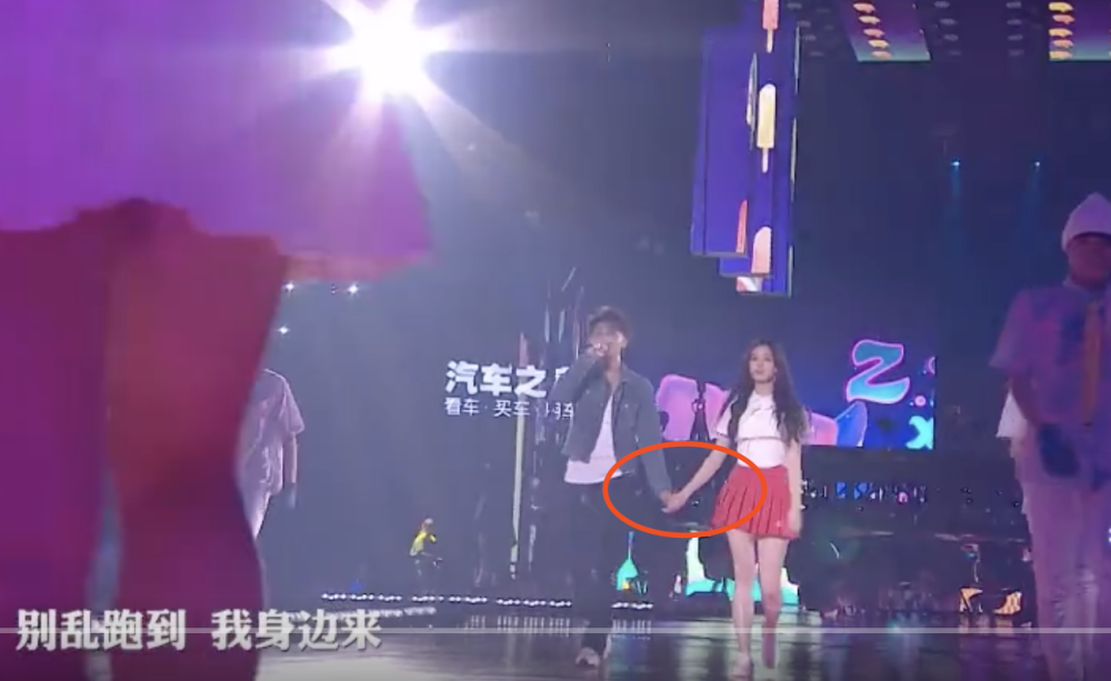 徐艺洋|徐艺洋和黄子韬牵手合唱，并上演背后环抱，甜蜜互动胜似情侣