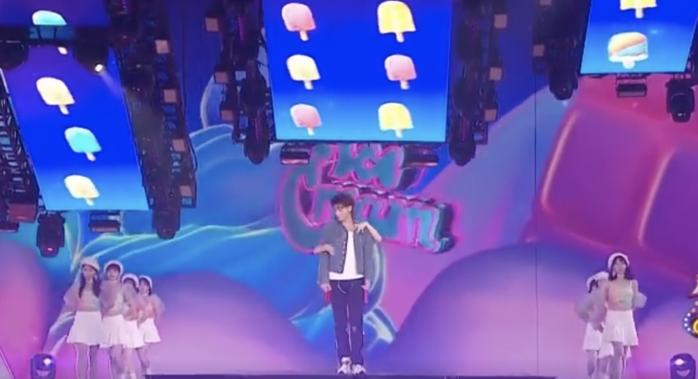 徐艺洋|徐艺洋和黄子韬牵手合唱，并上演背后环抱，甜蜜互动胜似情侣