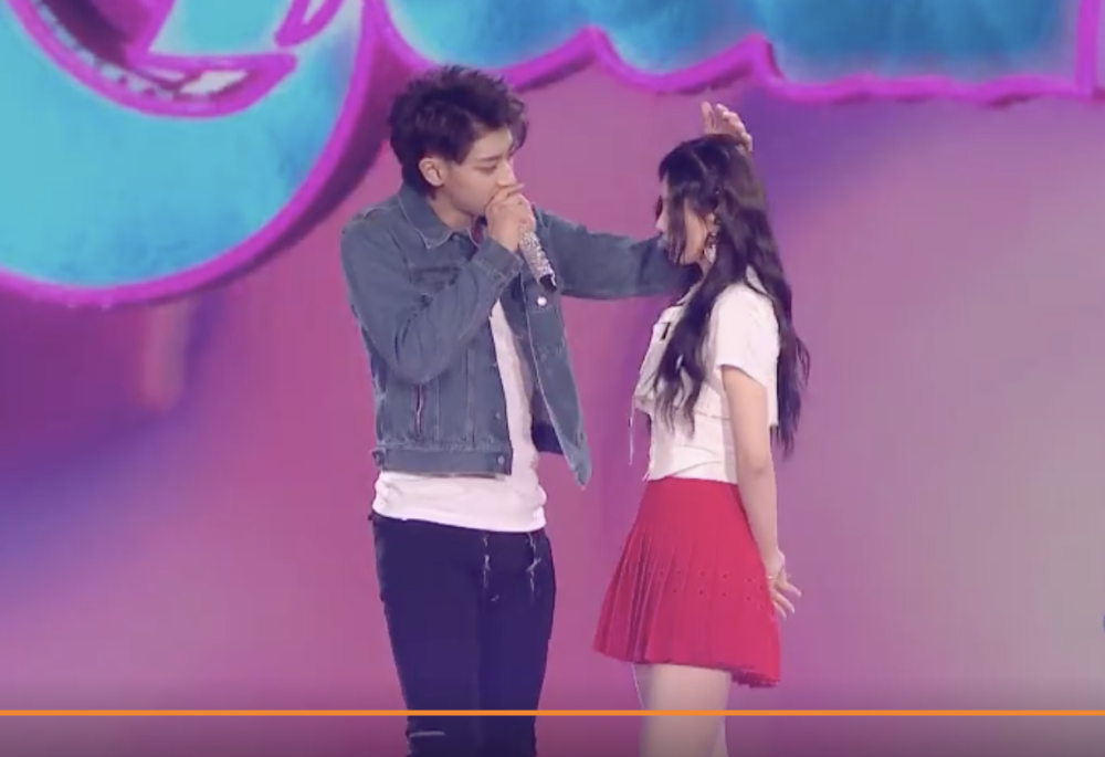 徐艺洋|徐艺洋和黄子韬牵手合唱，并上演背后环抱，甜蜜互动胜似情侣