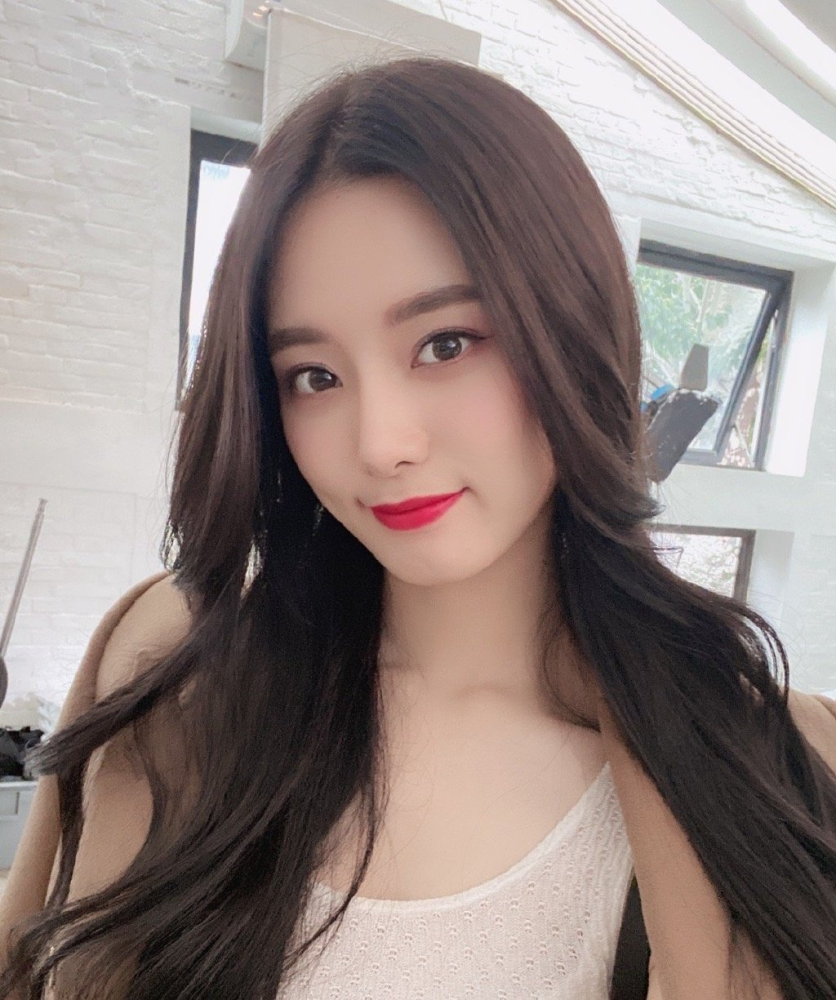 徐艺洋|徐艺洋和黄子韬牵手合唱，并上演背后环抱，甜蜜互动胜似情侣