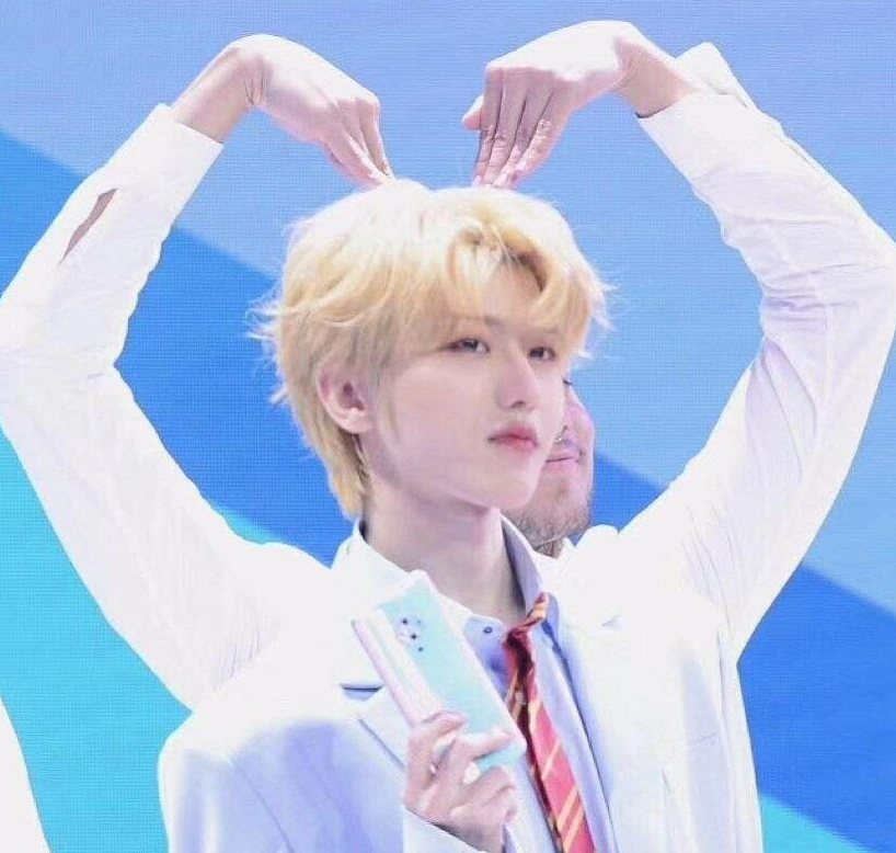 明星的错位图蔡徐坤被比心奖杯变人形看到最后这得澄清一下