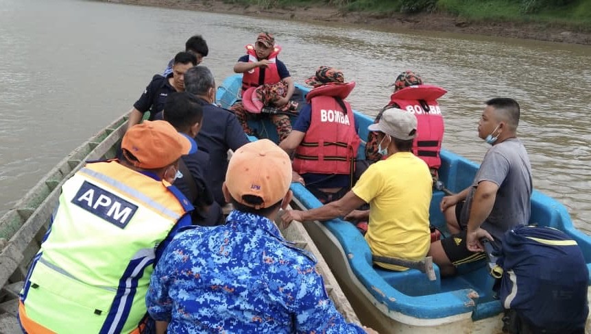 阿斯敏|男子带着8岁儿子去河里洗澡 回头惊见儿子被鳄鱼拖入水中消失