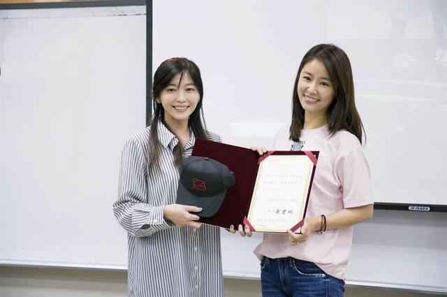 林心如|林心如硕士期间表现优秀，一年不到升职学生会长，师生合影站C位